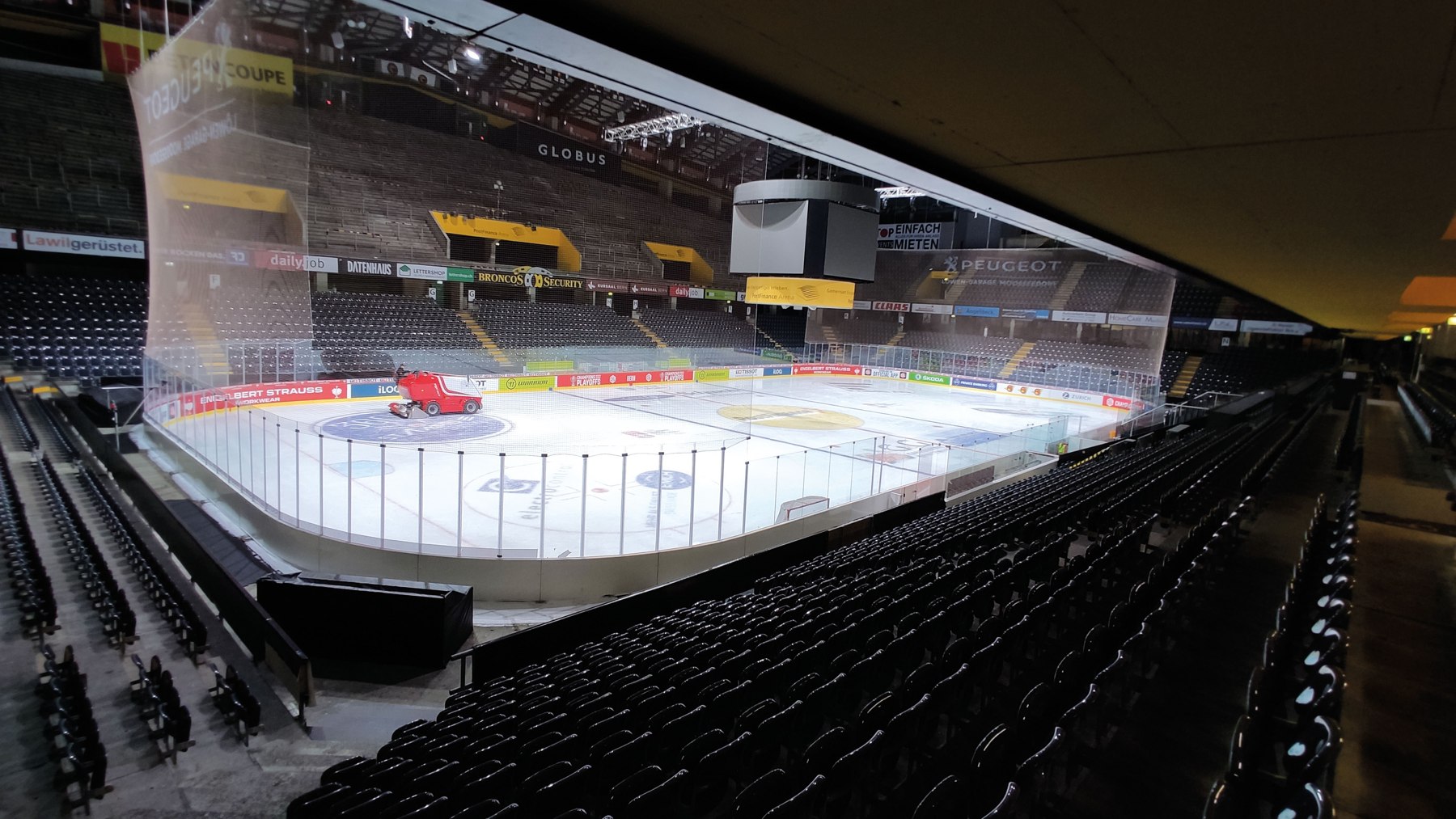 Eisaufbereitung in der PostFinance-Arena in Bern, 2020.