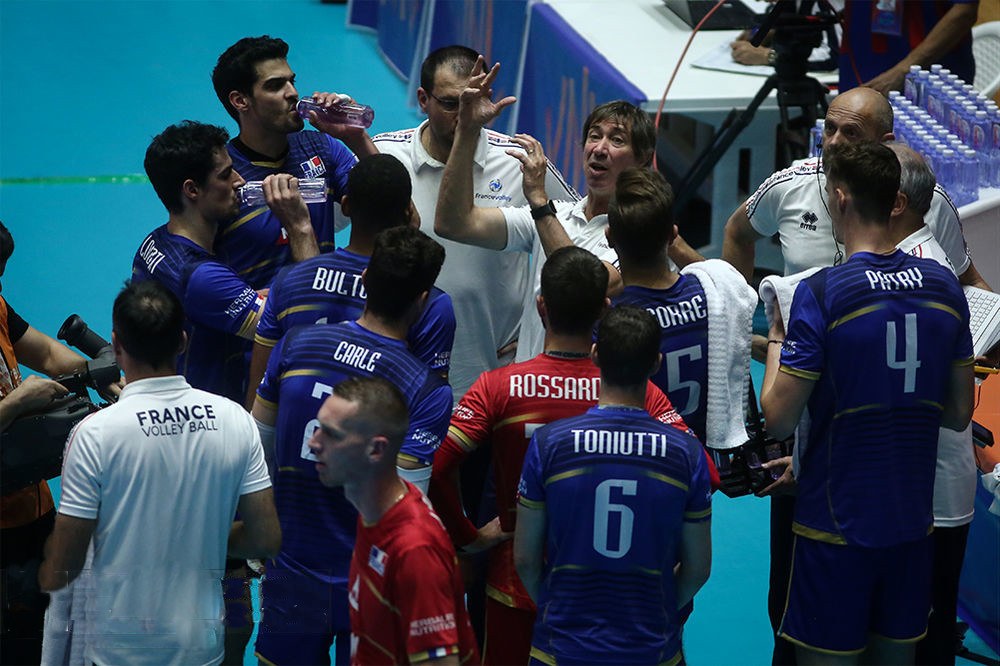 L’équipe de France de volley rassemblée autour de son entraîneur Laurent Tillie à Ardabil en juin 2019.