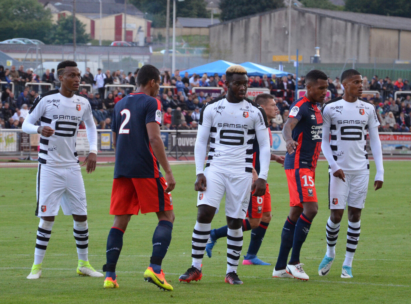Des joueurs du Stade Rennais et du SM Caen réunis devant le but lors d’un match amical à Vire en juillet 2017.